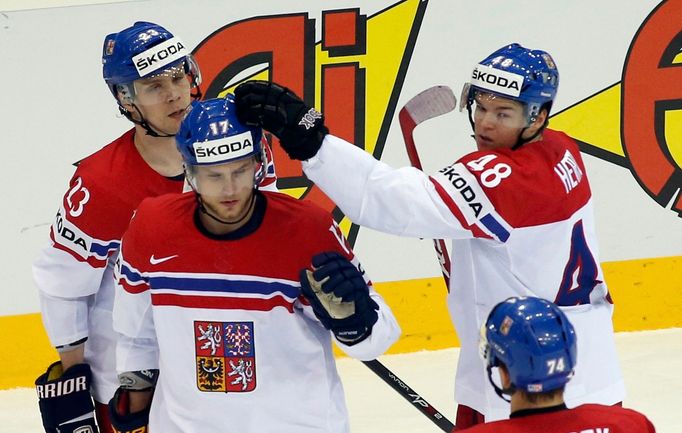 Vladimir Sobotka (2nd L) of the Czech Republic celebrates his goal against France with team mates during the first period of their men's ice hockey World Championship Gro