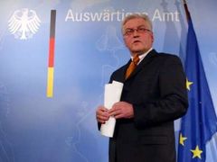 Německý ministr zahraničí Steinmeier přichází na tiskovou konferenci v Berlíně, kde oznámil propuštění Osthoffové.