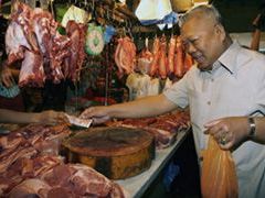 Premiér-kulinář Samak nakupuje maso na trhu