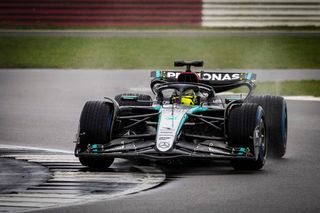 Lewis Hamilton v novém Mercedesu-AMG F1 W15 E Performance.