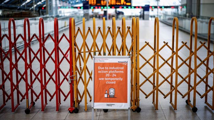 Británie zažívá jednu z největších stávek na železnici. Omezeno je i londýnské metro; Zdroj foto: Reuters
