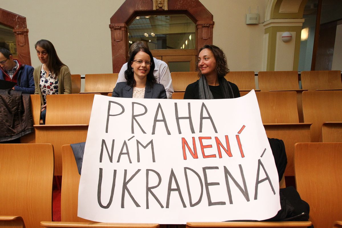 Jednání pražského zastupitelstva 10.9. 2015 plus protest před tím
