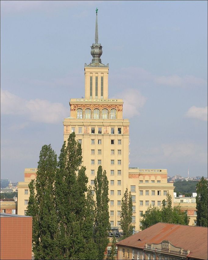 Hotel Crovne Plaza Prague, Dejvice. 16 nadzemních podlaží, 88 metrů stavební výšky, 89 metrů - nejvyšší bod.