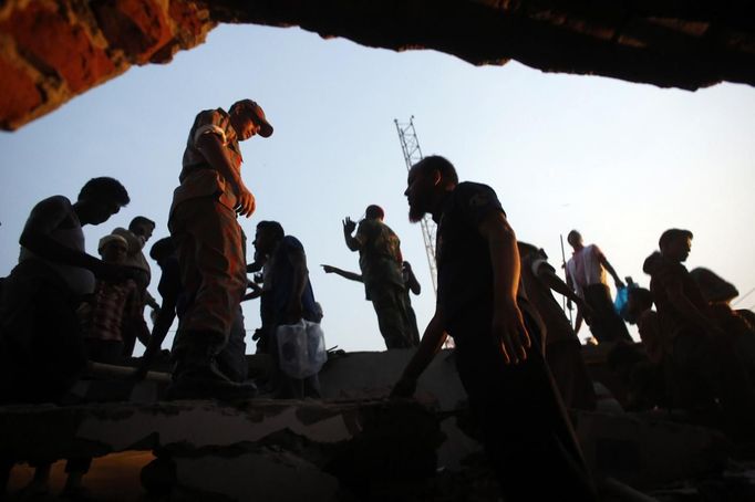 Rescue workers try to rescue the trapped garment workers in the Rana Plaza building which collapsed, in Savar, 30 km (19 miles) outside Dhaka April 24, 2013. A block housing garment factories and shops collapsed in Bangladesh on Wednesday, killing nearly 100 people and injuring more than a thousand, officials said. REUTERS/Andrew Biraj (BANGLADESH - Tags: DISASTER BUSINESS) Published: Dub. 24, 2013, 3:26 odp.