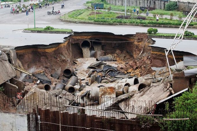 This picture taken on August 19, 2012 shows a sinkhole appearing in the middle of a key peripheral road, allegedly due to heavy rain in Hanoi. Typhoon Kai-Tak, which slammed into northern Vietnam over the weekend, has killed at least 17 people, damaged thousands of houses and flooded valuable crops, authorities said on August 20. AFP PHOTO