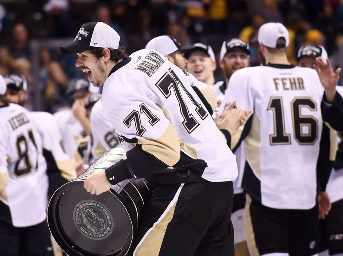 Pittsburgh - San Jose 6. finálový zápas SC. Ruský medvěd Jevgenij Malkin křepčí z trofejí