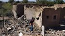 A man surveys the remains of a hotel hit by French air strikes in Douentza January 29, 2013. The hotel was used as a base for Islamists and was hit by French air strikes over a week ago. REUTERS/Joe Penney (MALI - Tags: CIVIL UNREST POLITICS CONFLICT) Published: Led. 29, 2013, 1:44 odp.