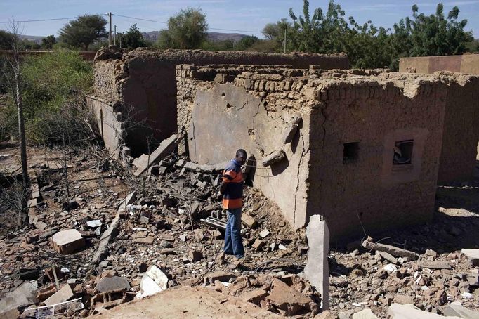 A man surveys the remains of a hotel hit by French air strikes in Douentza January 29, 2013. The hotel was used as a base for Islamists and was hit by French air strikes over a week ago. REUTERS/Joe Penney (MALI - Tags: CIVIL UNREST POLITICS CONFLICT) Published: Led. 29, 2013, 1:44 odp.