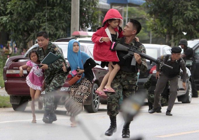 Vojáci utíkají s dětmi do bezpečí, zatímco v thajské provincii Pattani zastřelili dva muslimští separatisté tři muže.