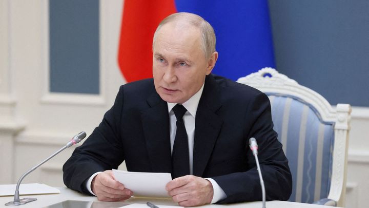 Raketu Orešnik můžeme vypálit na rozhodovací centra v Kyjevě, vyhrožuje Putin