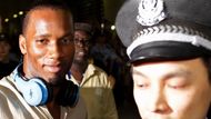 Fotbalista Didier Drogba z Pobřeží Slonoviny je vítán fanoušky při příletu do nového působiště Šanghaj Šenhuja, kde podepsal smlouvu na dva a půl roku.