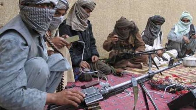 Skupina ozbrojenců Talibanu na afghánsko-pákistánské hranici.