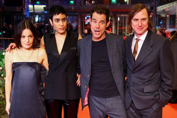 Režisér Tom Tykwer a herci Nicolette Krebitz, Tala Al-Deen a Lars Eidinger na zahajovacím ceremoniálu Berlinale.
