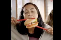 Burger King musel smazat reklamu, ve které lidé jedli hůlkami. Urážela Vietnamce
