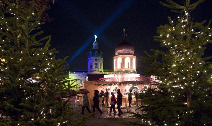 People visit a Christmas market in front of the Charlottenburg castle in Berlin November 28, 2012. REUTERS/Fabrizio Bensch (GERMANYSOCIETY CITYSCAPE TRAVEL - Tags: SOCIETY CITYSPACE TRAVEL) CITYSCAPE Published: Lis. 28, 2012, 9:11 odp.