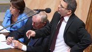 Místopředseda sněmovny Lubomír Zaorálek se potí před soudci