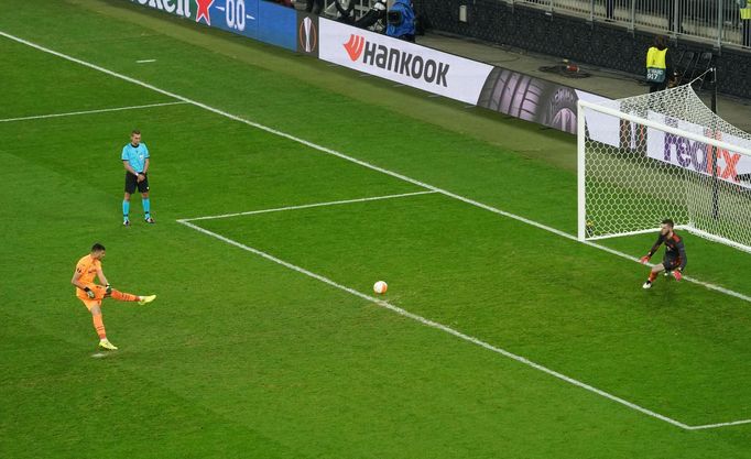 Soccer Football - Europa League Final - Villarreal v Manchester United - Polsat Plus Arena Gdansk, Gdansk, Poland - May 26, 2021 Villarreal's Geronimo Rulli scores his pe