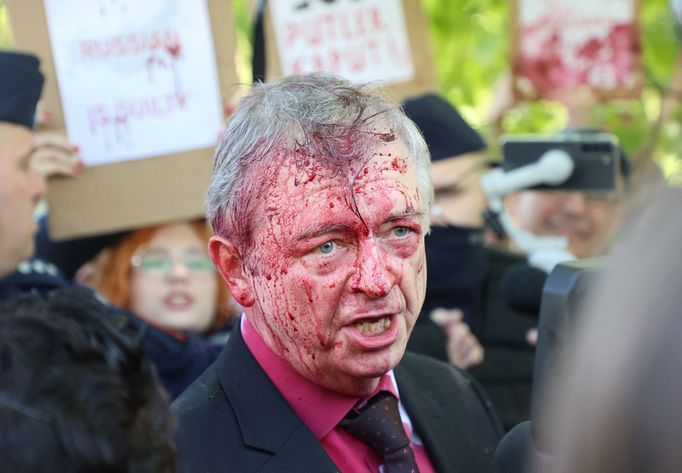 Ruský velvyslanec v Polsku Sergej Andrejev poté, co ho demonstranti ve Varšavě polili rudou barvou.