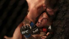 Chabíb Nurmagomedov škrtí v zápase UFC Dustina Poiriera