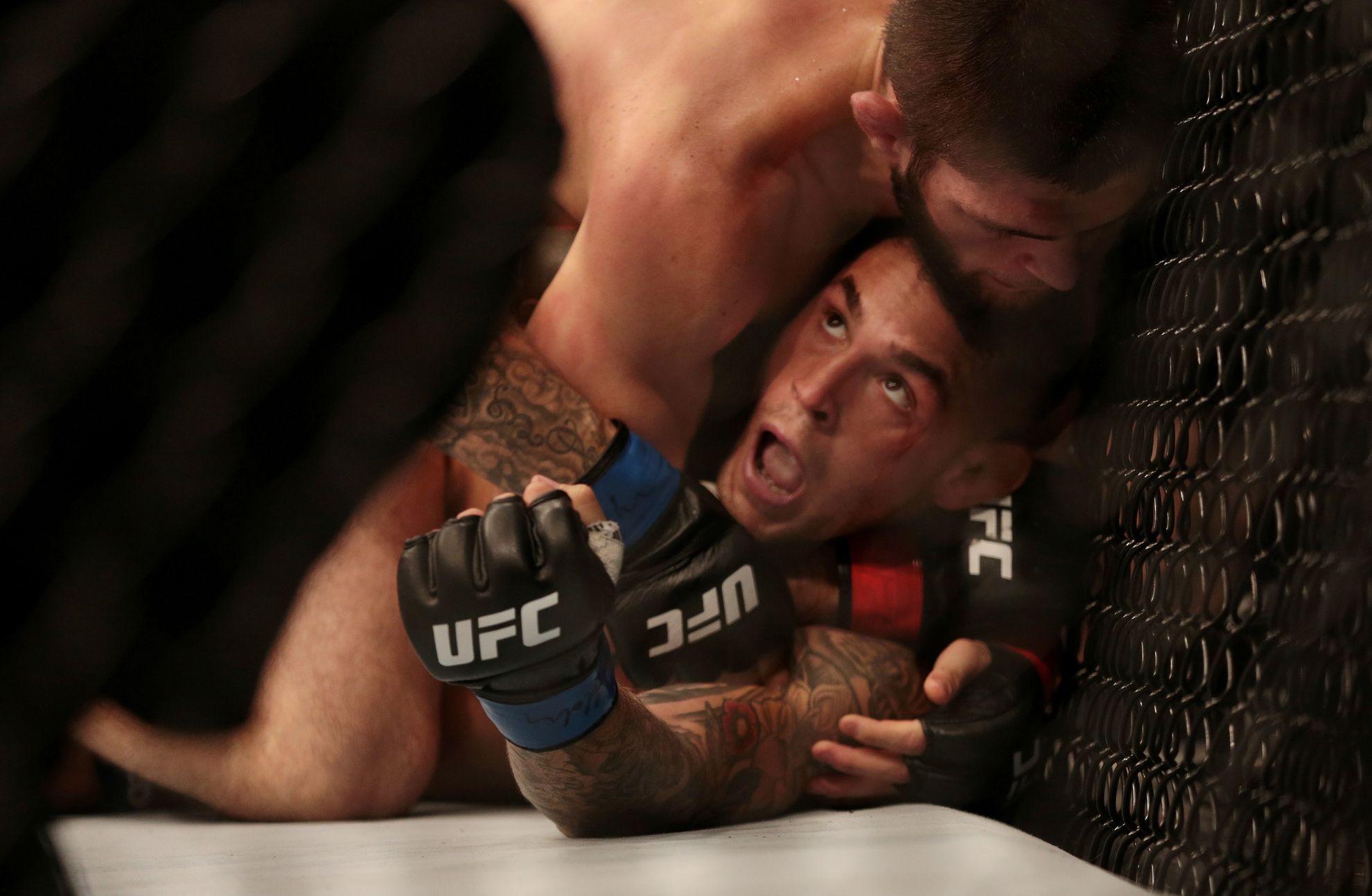 Chabíb Nurmagomedov škrtí v zápase UFC Dustina Poiriera