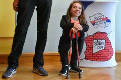 Nejmenší žena Česka měří 93 centimetrů. Handicap se dá brát s humorem, tvrdí