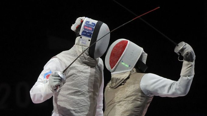 Ruský šermíř Timur Safin (vlevo) s souboji s Erwannem Le Pechouxem z Francie na olympiádě v Tokiu