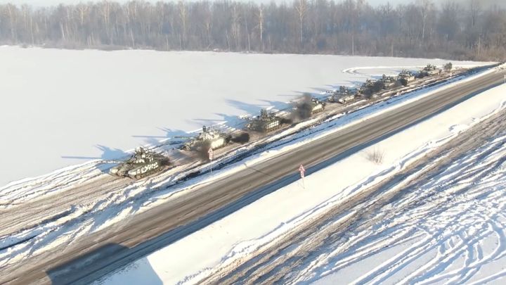 Nastal den D možné invaze na Ukrajinu. Ruské tanky vyjely, ale zatím opačným směrem; Zdroj foto: Reuters