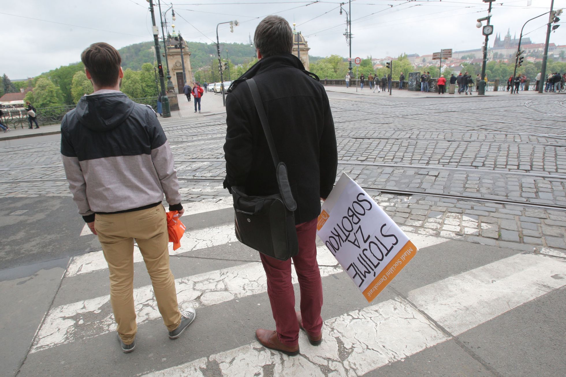 Sobotka u rozhlasu klade věnec