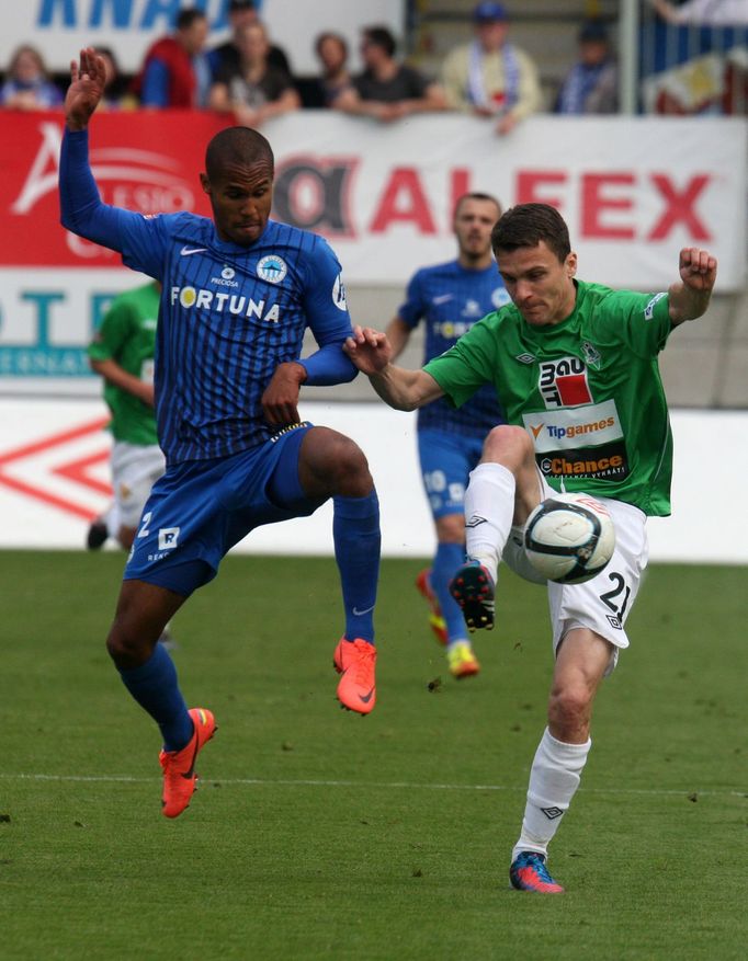 Gebre Sellasie a Lafata bojují o míč v utkání Jablonec - Liberec.