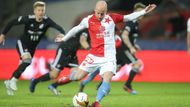 Míč si na puntík ke čtrnácté penaltě Slavie v tomto ligovém ročníku postavil její nejlepší střelec Miroslav Stoch, jenže dvanáctý gól v této sezoně nepřidal a nevyužil šanci, aby se odpoutal na druhém místě tabulky kanonýrů.