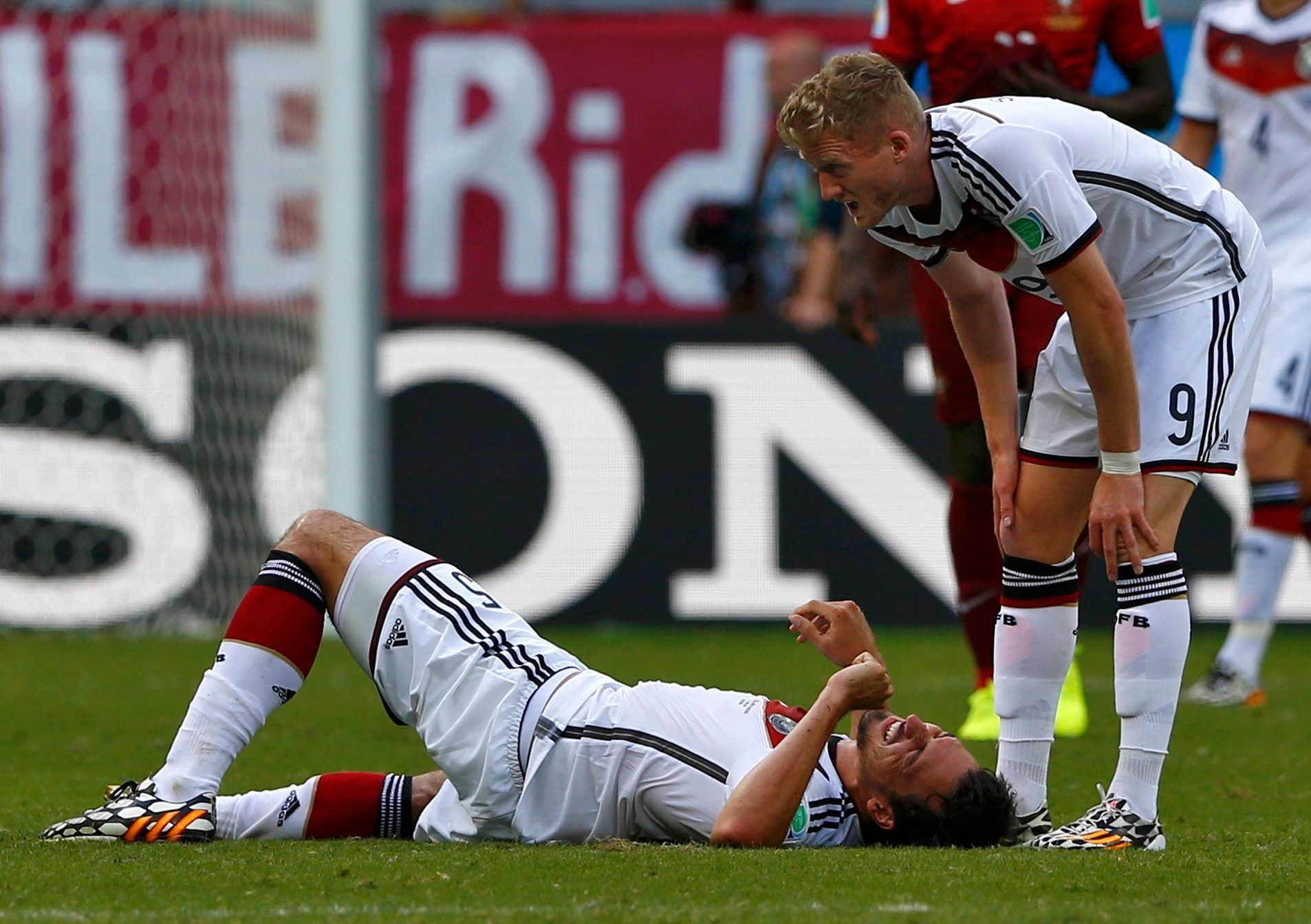 MS 2014, Německo-Portugalsko: Andre Schürrle a zraněný Mats Hummels