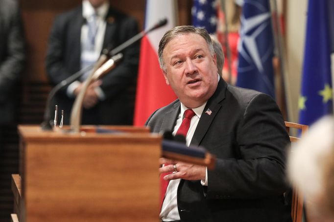 Mike Pompeo při návštěvě a projevu v českém Senátu.