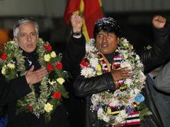 Bolivijský prezident Evo Morales (vpravo) a viceprezident Alvaro Garcia Linera zpívají národní hymnu na letišti El Alto.