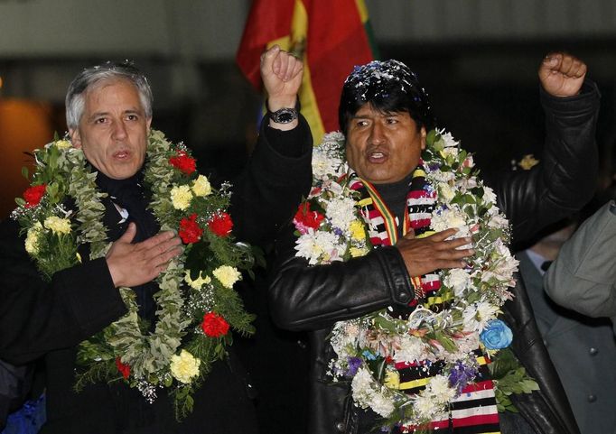 Bolivijský prezident Evo Morales (vpravo) a viceprezident Alvaro Garcia Linera zpívají národní hymnu na letišti El Alto.