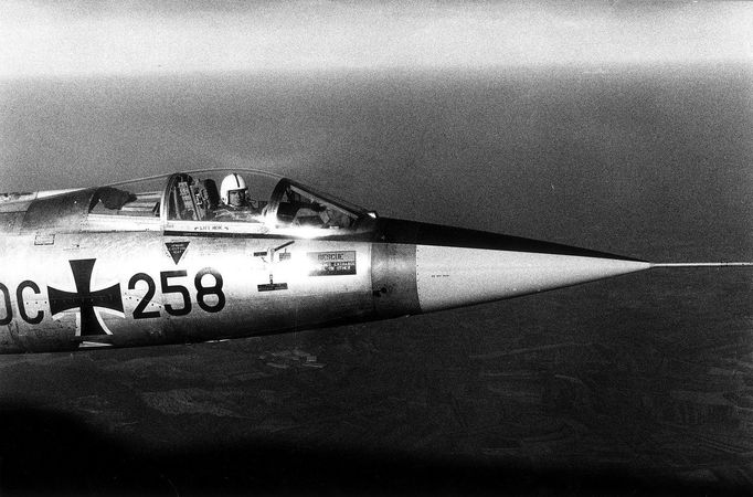 Pilot německého letectva v letounu Lockheed F 104 G. Snímek z roku 1968