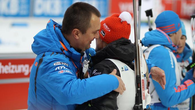 Šéf českého biatlonu Jiří Hamza gratuluje Ondřeji Moravcovi ke čtvrtému místu v "masáku", kterým pro biatlonisty vyvrcholily závody Světového poháru v Novém Městě na Moravě.