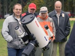 Martin Myslivec (zcela vlevo) u jednoho ze svých dalekohledů upravených pro fotografování vesmíru.
