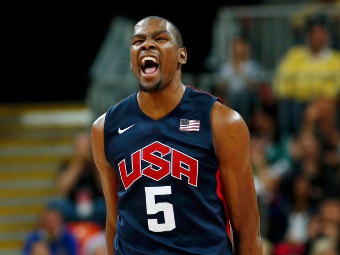 Americký basketbalista Kevin Durant se raduje po proměněném tříbodovém hodu v utkání skupiny A na OH 2012 v Londýně.