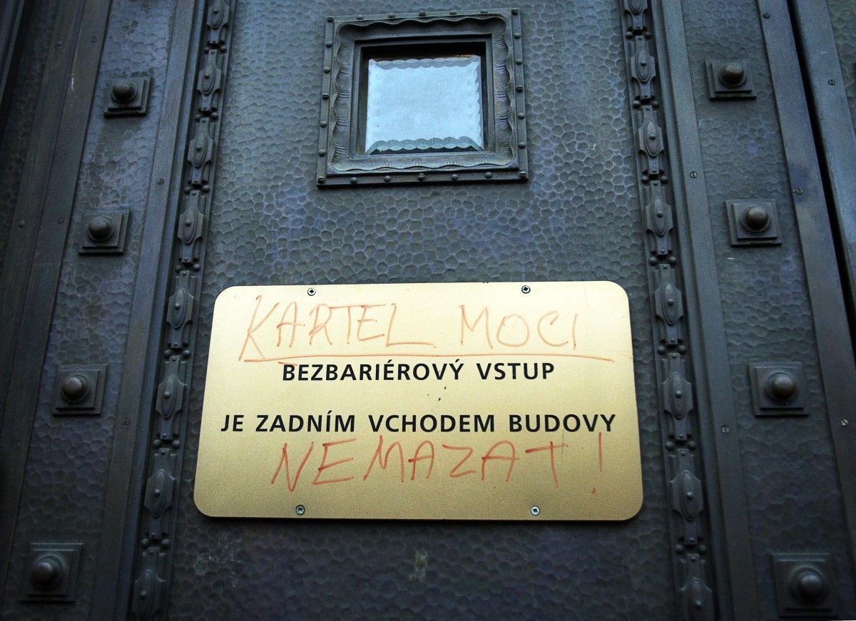 Praha na nohou, demonstruje proti politikům ODS-ČSSD