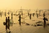Joy Sahaová (Bangladéš): Rybáři. Finalistka soutěže Sony World Photography Awards v kategorii Cestovatelská fotografie / Open.