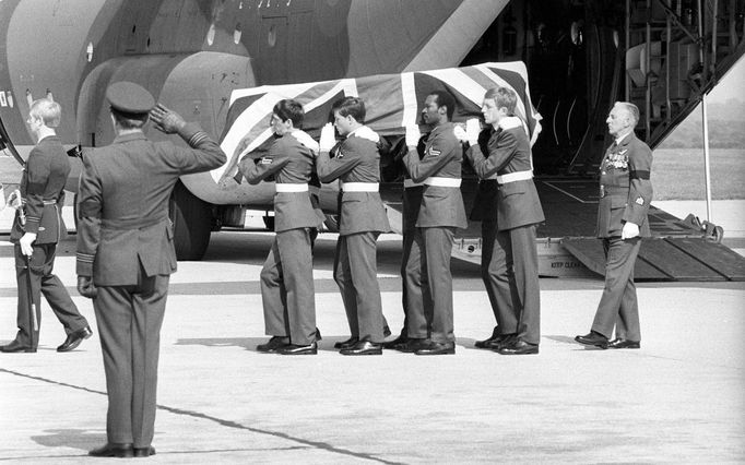 Rakev s tělem lorda Mountbattena je nesena příslušníky RAF na letišti Eastleigh po jeho atentátu 27. srpna 1979.