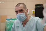 Jeden z hrdinů dokumentárního cyklu, Dr. Michal Otáhal, vedoucí lékař KARIM. "O své zdraví se nebojím. My víme, že tam je nepřítel, chráníme se před ním, jak to nejvíc jde."