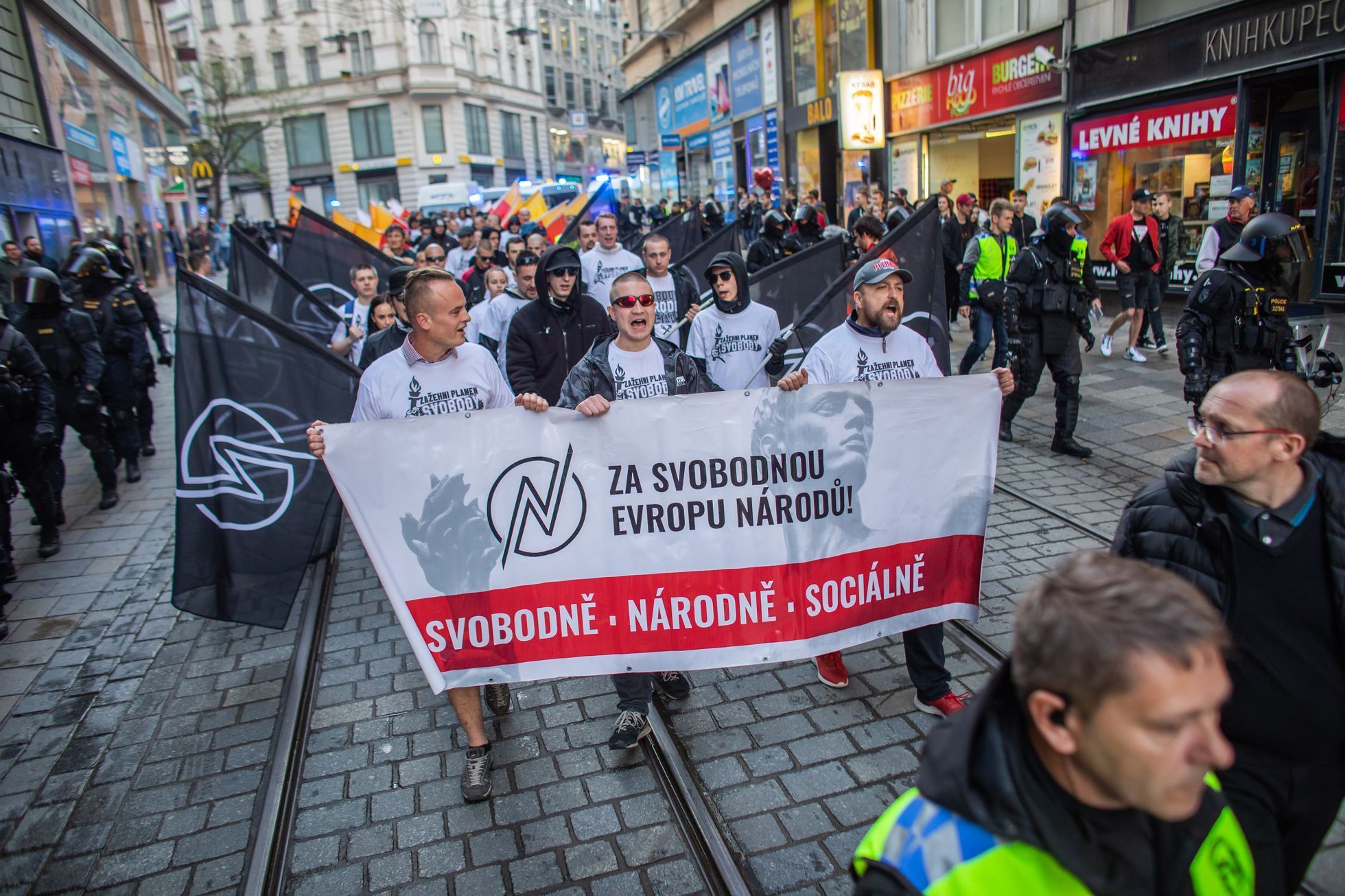 Těžkooděnci policie Brno průvod radikálové