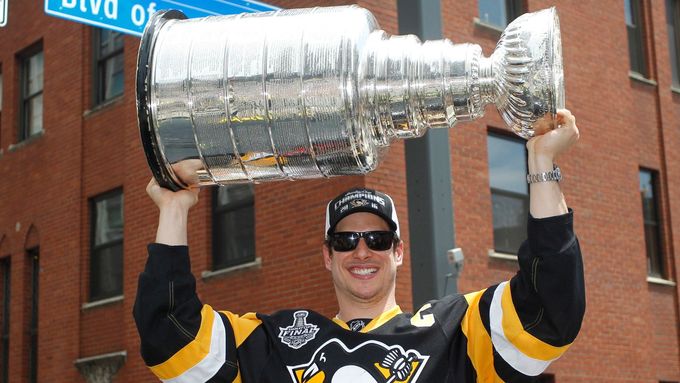Kapitán Pittsburghu Sidney Crosby s pohárem pro vítěze NHL.