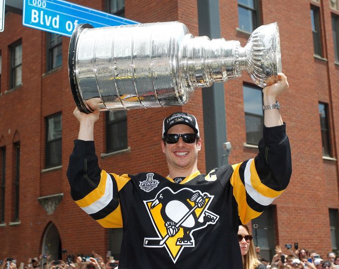 Kapitán Pittsburghu Sidney Crosby s pohárem pro vítěze NHL.