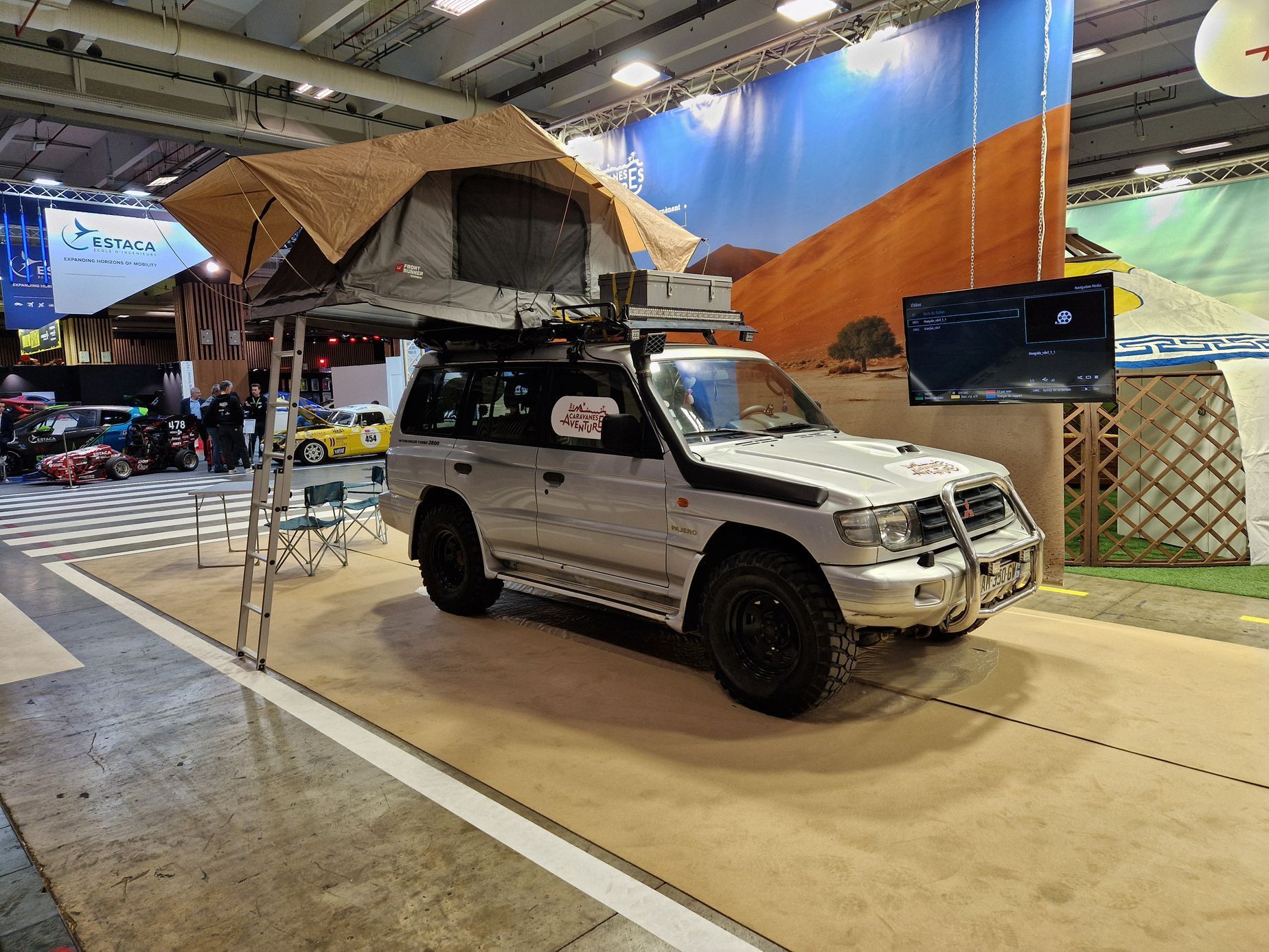 historická a filmová auta autosalon Paříž