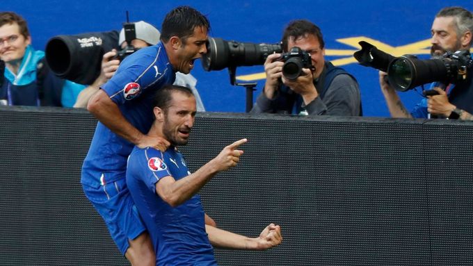 Italové Chiellini a Éder se radují z vítězné branky proti Španělsku.