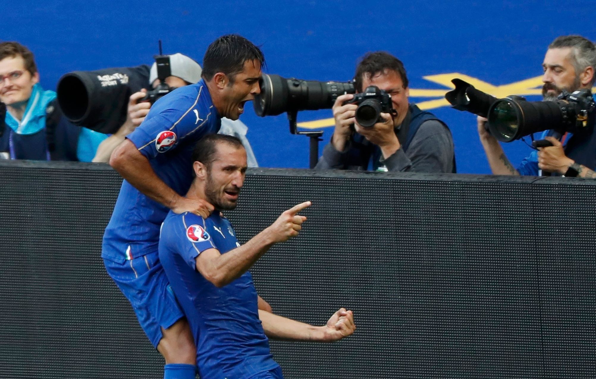 Euro 2016, Itálie-Španělsko: Giorgio Chiellini a Eder slaví gól na 1:0