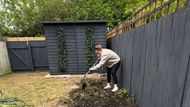 Zahrada vyžadovala kompletní proměnu. Holly se pustila do odstraňování kamenů, kladení dlažby a nakonec i do pokládky nového trávníku. A rozhodně nešlo o snadnou práci.