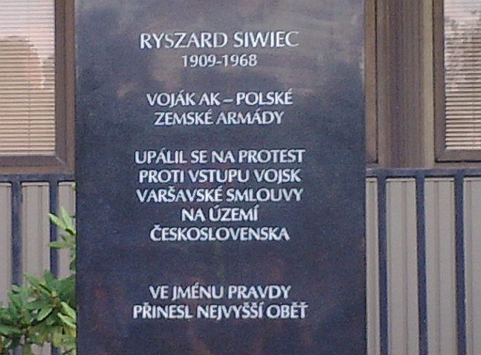 Obelisk věnovaný památce Poláka Ryszarda Siwiece